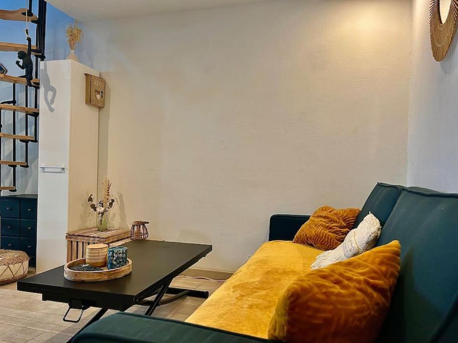 Petite Maison Atypique A Villaer